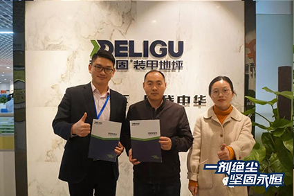 恭喜来自新疆伊犁的张总签约加盟德立固8.jpg